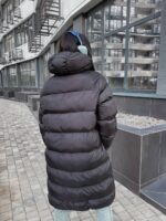 Жіночий зимовий пуховик з чотирма кишенями чорного кольору 00448