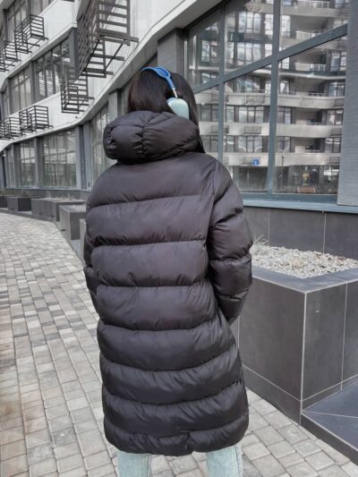 Жіночий зимовий пуховик з чотирма кишенями чорного кольору 00448