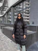 Жіночий зимовий пуховик з чотирма кишенями чорного кольору 00448