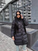 Жіночий зимовий пуховик з чотирма кишенями чорного кольору 00448
