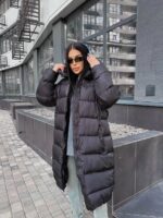 Жіночий зимовий пуховик з чотирма кишенями чорного кольору 00448