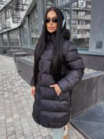 Жіночий зимовий пуховик з чотирма кишенями чорного кольору 00448
