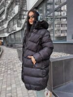 Жіночий зимовий пуховик з чотирма кишенями чорного кольору 00448