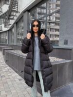 Жіночий зимовий пуховик з чотирма кишенями чорного кольору 00448