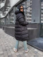 Жіночий зимовий пуховик з чотирма кишенями чорного кольору 00448