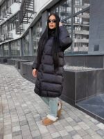 Жіночий зимовий пуховик з чотирма кишенями чорного кольору 00448