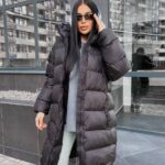 Жіночий зимовий пуховик з чотирма кишенями чорного кольору 00448