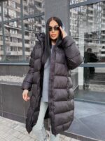 Жіночий зимовий пуховик з чотирма кишенями чорного кольору 00448