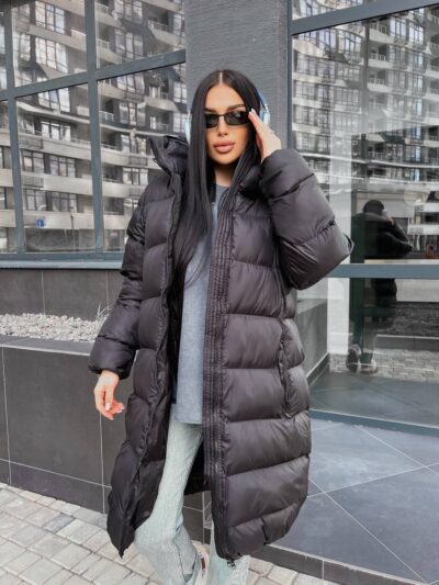 Жіночий зимовий пуховик з чотирма кишенями чорного кольору 00448