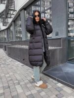 Жіночий зимовий пуховик з чотирма кишенями чорного кольору 00448