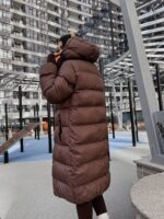 Жіночий зимовий пуховик з чотирма кишенями шоколадного кольору 00449