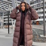 Жіночий зимовий пуховик з чотирма кишенями шоколадного кольору 00449