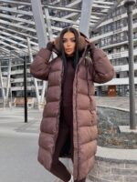 Жіночий зимовий пуховик з чотирма кишенями шоколадного кольору 00449