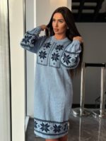 Жіноча в’язана сукня з етнічним малюнком блакитного кольору 00470