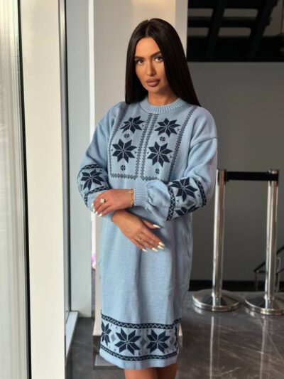 Жіноча в’язана сукня з етнічним малюнком блакитного кольору 00470