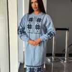 Жіноча в’язана сукня з етнічним малюнком блакитного кольору 00470