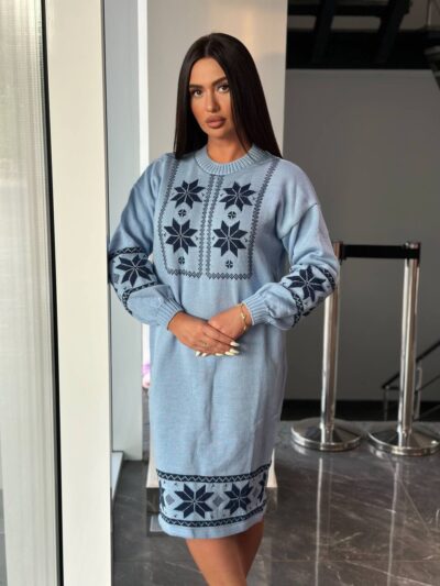 Жіноча в’язана сукня з етнічним малюнком блакитного кольору 00470