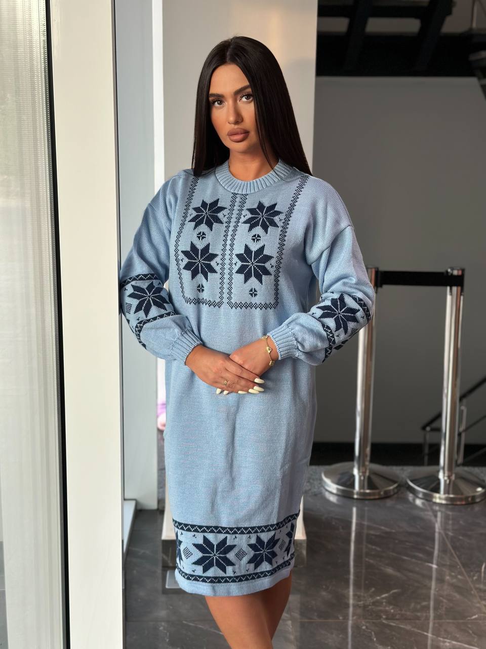 zhinocha-vyazana-suknya-z-etnichnym-malyunkom-blakytnogo-koloru-00470-lm-5078-blue-6 Жіноча в’язана сукня з етнічним малюнком блакитного кольору 00470