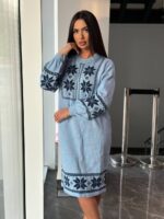 Жіноча в’язана сукня з етнічним малюнком блакитного кольору 00470