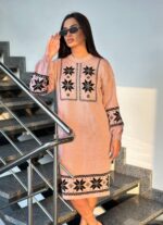 Жіноча в’язана сукня з етнічним малюнком кольору світла пудра 00471