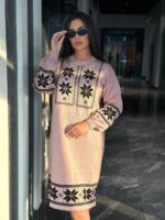 Жіноча в’язана сукня з етнічним малюнком кольору світла пудра 00471