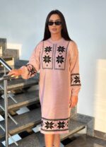 Жіноча в’язана сукня з етнічним малюнком кольору світла пудра 00471