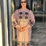 Жіноча в’язана сукня з етнічним малюнком кольору світла пудра 00471