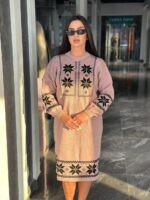 Жіноча в’язана сукня з етнічним малюнком кольору світла пудра 00471