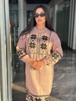 Жіноча в’язана сукня з етнічним малюнком кольору світла пудра 00471