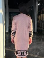 Жіноча в’язана сукня з етнічним малюнком кольору світла пудра 00471