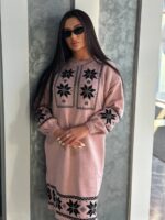 Жіноча в’язана сукня з етнічним малюнком кольору світла пудра 00471