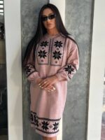 Жіноча в’язана сукня з етнічним малюнком кольору світла пудра 00471