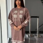 Жіноча в’язана сукня з етнічним малюнком кольору темна пудра 00472