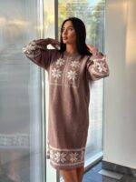 Жіноча в’язана сукня з етнічним малюнком кольору темна пудра 00472