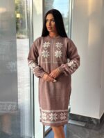 Жіноча в’язана сукня з етнічним малюнком кольору темна пудра 00472