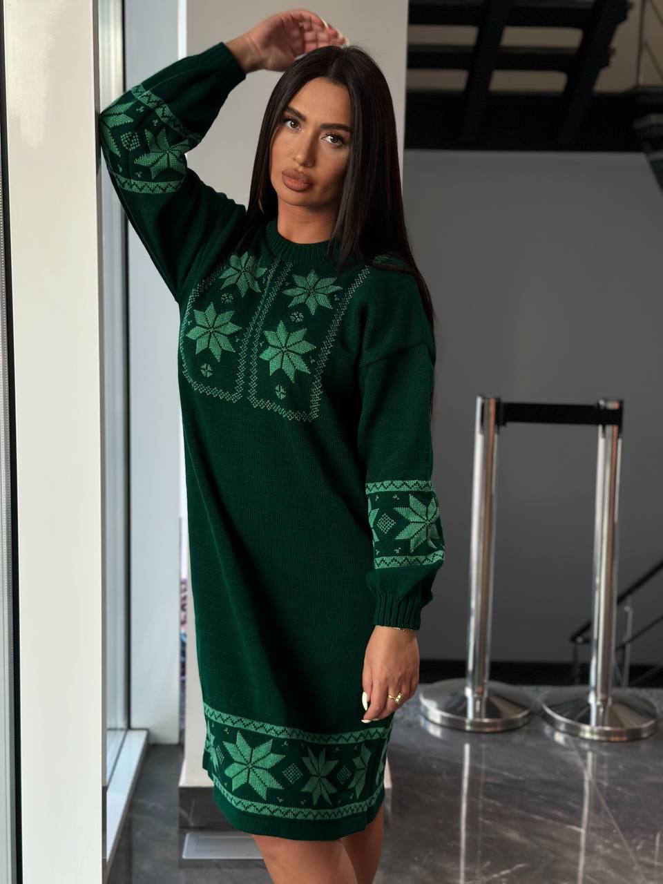 zhinocha-vyazana-suknya-z-etnichnym-malyunkom-smaragdovogo-koloru-00473-lm-5078-green-7 Жіноча в’язана сукня з етнічним малюнком смарагдового кольору 00473