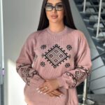 Жіночий светрик з етнічним візерунком кольору світла пудра 00465
