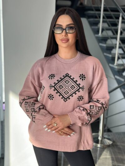 Жіночий светрик з етнічним візерунком кольору світла пудра 00465