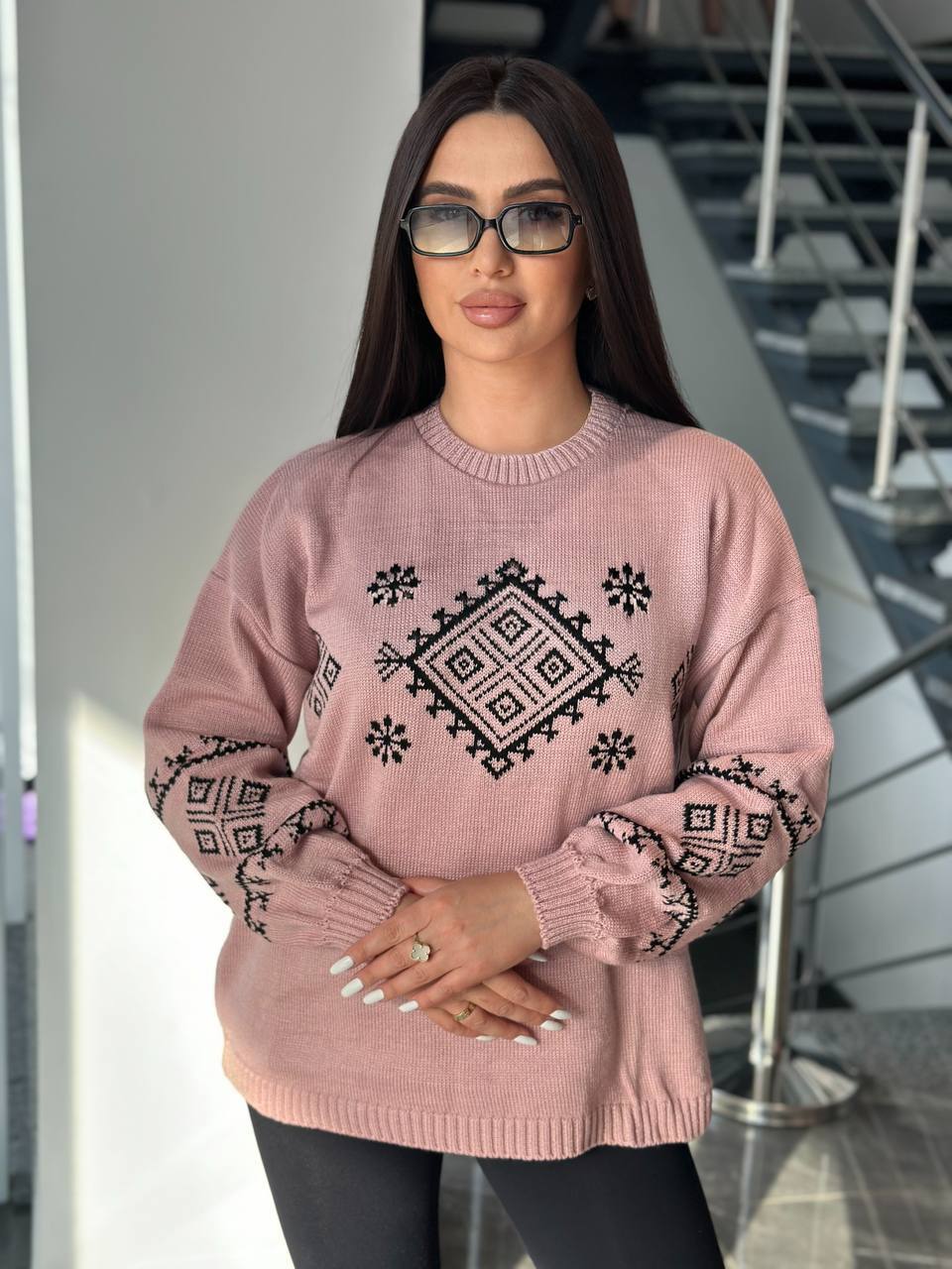 zhinochyj-svetryk-z-etnichnym-vizerunkom-koloru-svitla-pudra-00465-lm-5075-powder-2 Жіночий светрик з етнічним візерунком кольору світла пудра 00465