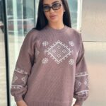 Жіночий светрик з етнічним візерунком кольору темна пудра 00466