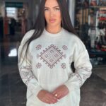 Жіночий светрик з етнічним візерунком молочного кольору 00467