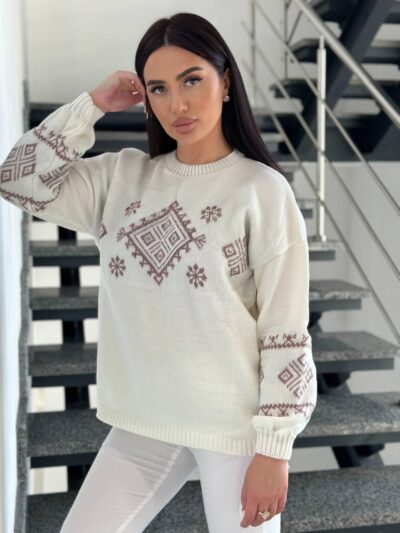 Жіночий светрик з етнічним візерунком молочного кольору 00467