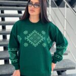 Жіночий светрик з етнічним візерунком смарагдового кольору 00468