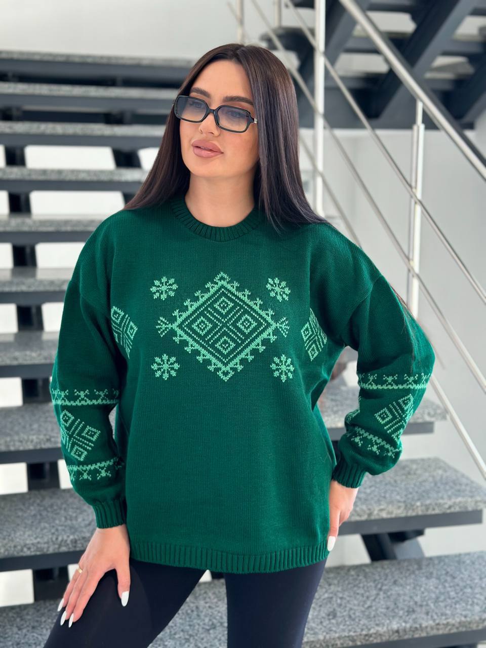 zhinochyj-svetryk-z-etnichnym-vizerunkom-smaragdovogo-koloru-00468-lm-5075-green-2 Жіночий светрик з етнічним візерунком смарагдового кольору 00468