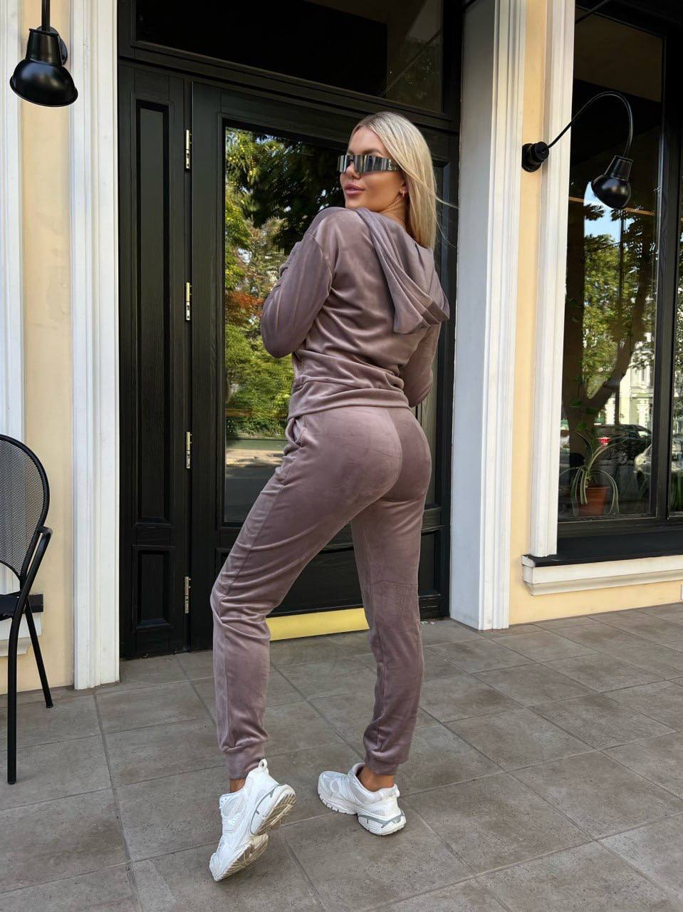 zhinochij-sportyvnyj-kostyum-na-blyskavczi-koloru-mokko-00514-mn-2052-mokko-2 Жіночій спортивний костюм на блискавці кольору мокко 00514