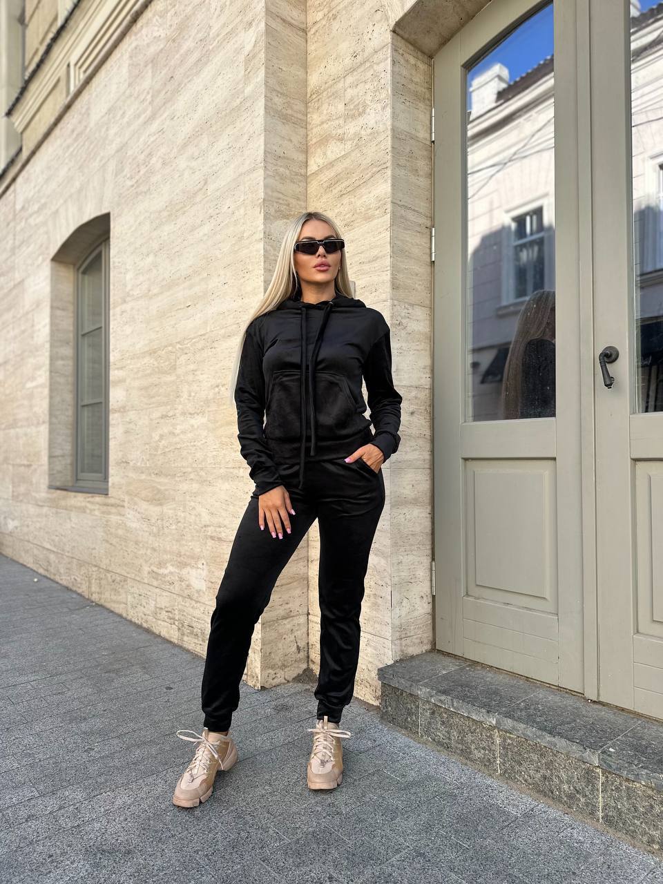 zhinochij-sportyvnyj-velyurovyj-kostyum-chornogo-koloru-00508-mn-2053-violet-1-2 Жіночій спортивний велюровий костюм чорного кольору 00508