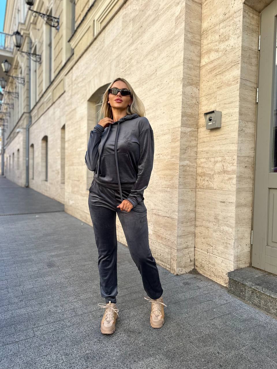 zhinochij-sportyvnyj-velyurovyj-kostyum-grafitovogo-koloru-00509-mn-2053-black-1-8 Жіночій спортивний велюровий костюм графітового кольору 00509