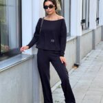 Жіночий костюм зі спущеним плечем чорного кольору 00501