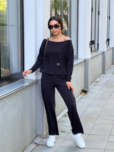 Жіночий костюм зі спущеним плечем чорного кольору 00501