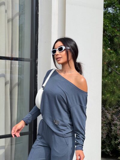 Жіночий костюм зі спущеним плечем графітового кольору 00505